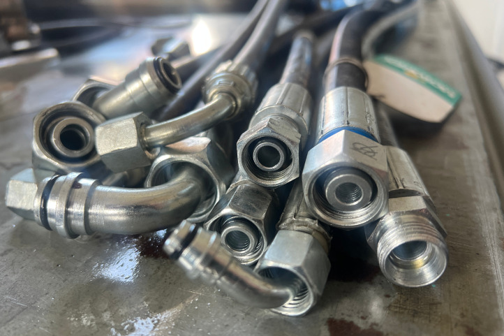 Hydraulikschläuche Service bei Mischler in Schwarzenegg – Reparatur und Neuanfertigung für Traktoren, Transporter und Landmaschinen im Raum Buchholterberg, Eriz, Fahrni und Steffisburg.
